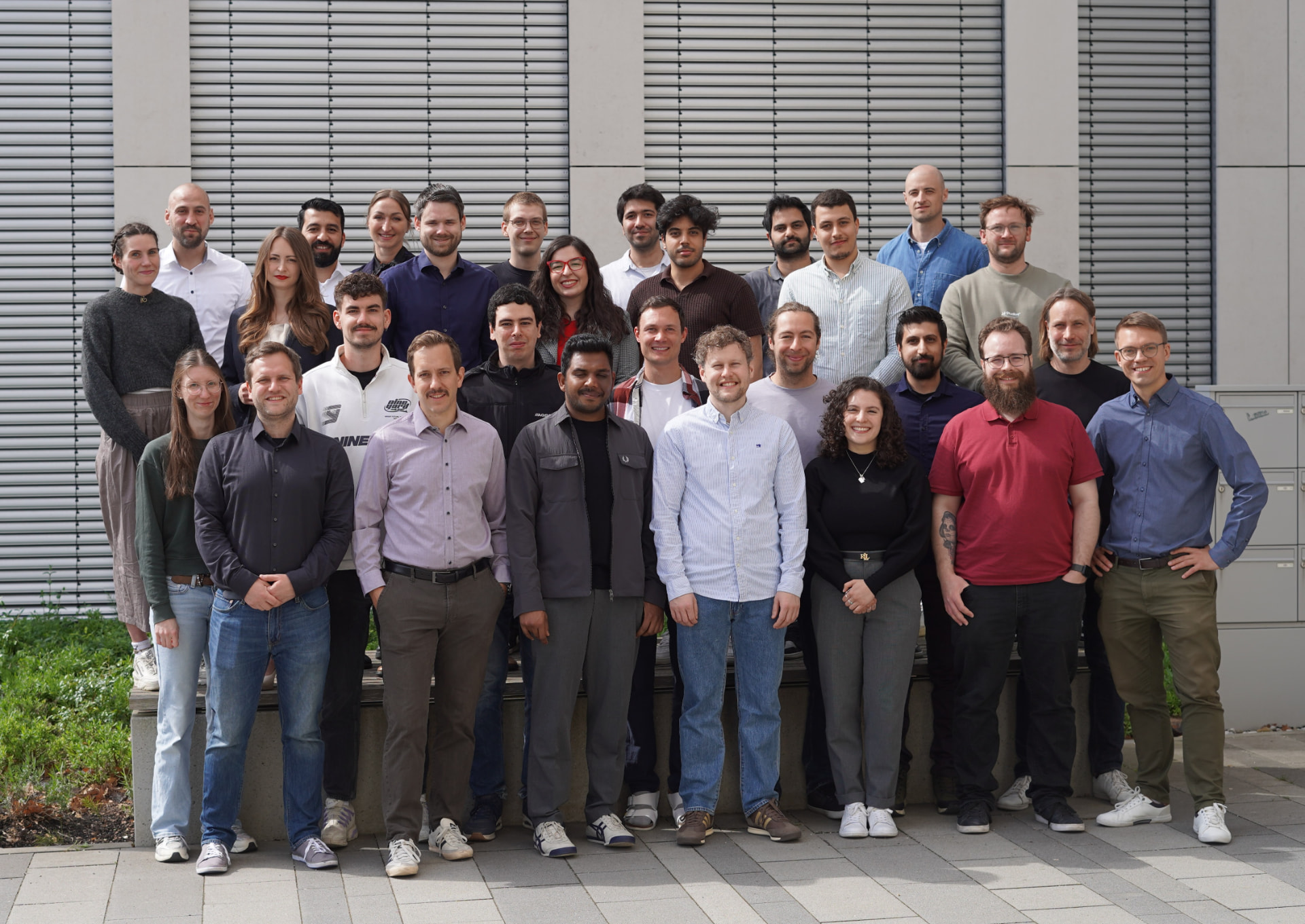 Das AGSOTEC Team vor dem Firmengebäude in München, Grünwald